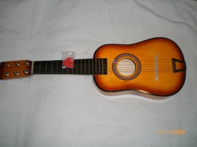Гитара деревянная Деревянная гитара для детей шести струнная. В комплект входит медиатор и запасная струна. Размер: 58 см