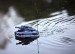 Игрушечный танк амфибия на воде