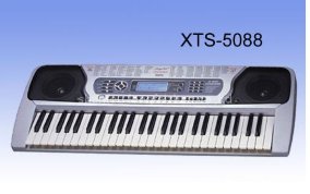 Синтезатор 5088XTS Синтезатор для детей 5088-XTS имеет 4 стерео динамика, 54 клавиши, LCD дисплей с голубой подсветкой, 100 тембров, 100 ритмов, 8 демо мелодий, 2 обучающих режима, микрофон в комплекте. Размер: 88 см.
