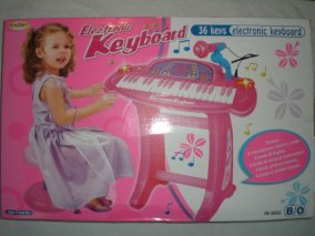 Cинтезатор со стульчиком Пианино для детей имеет 36 клавиш, 10 записанных мелодий, 8 детских мелодий, 4 детских музыкальных звуков, 4 звуков животных. Возможность записывать свои звуки. Размеры: высота синтезатора 45 см, высота стульчика 26 см.