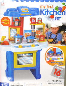 Кухня детская 16641А Детская кухня 16641А с подсветкой и звуком. В набор входит: кастрюлька, сковородка, чашки, тарелки, ложка, вилка, нож. Размер: 43х30х63 см.